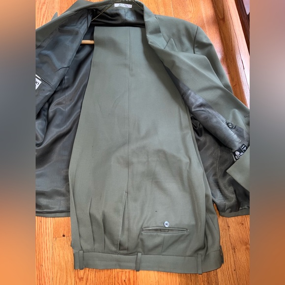 Men’s suit - Picture 2 of 5